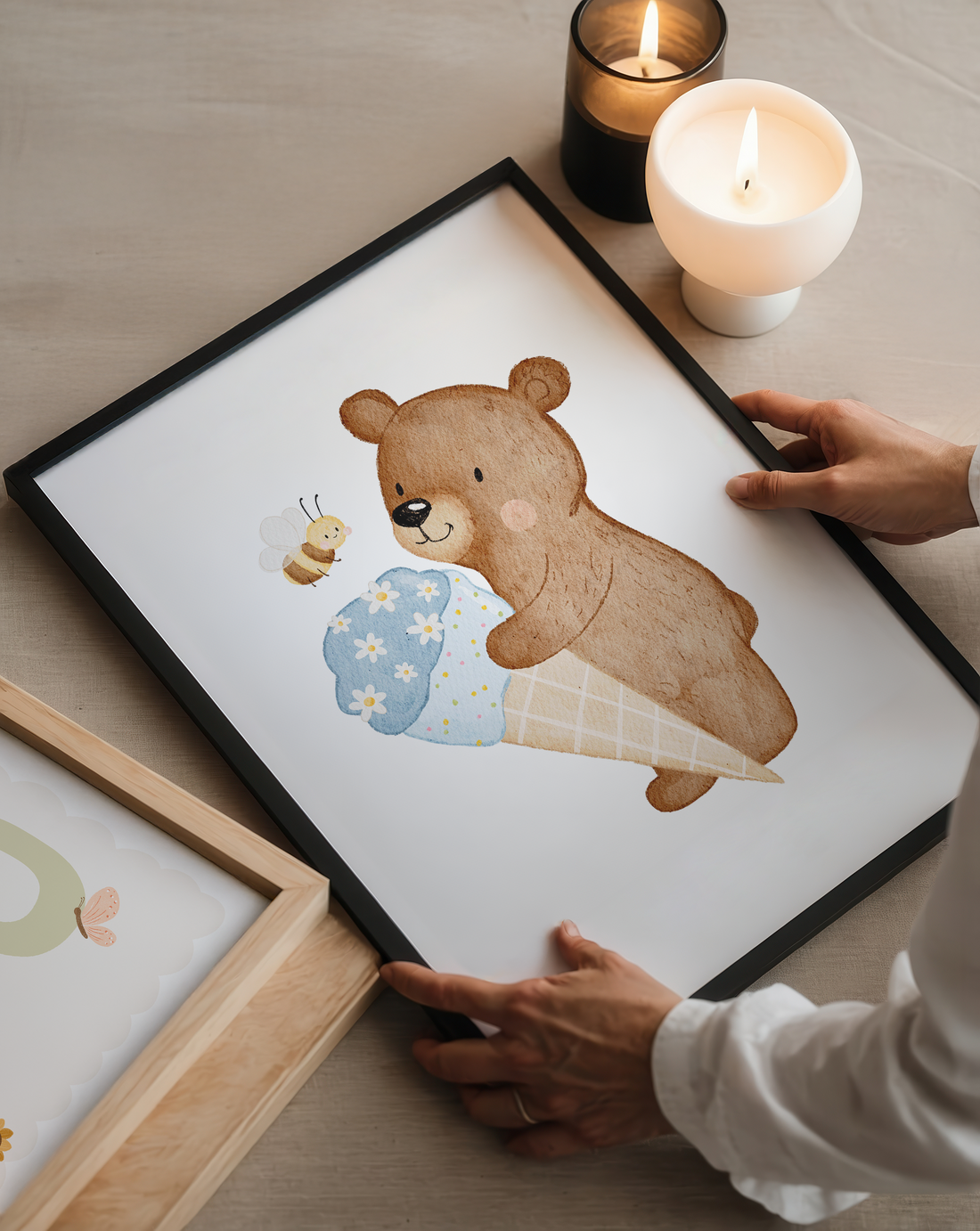 Kinderposter Bär mit großer Eistüte blau inkl. Rahmen