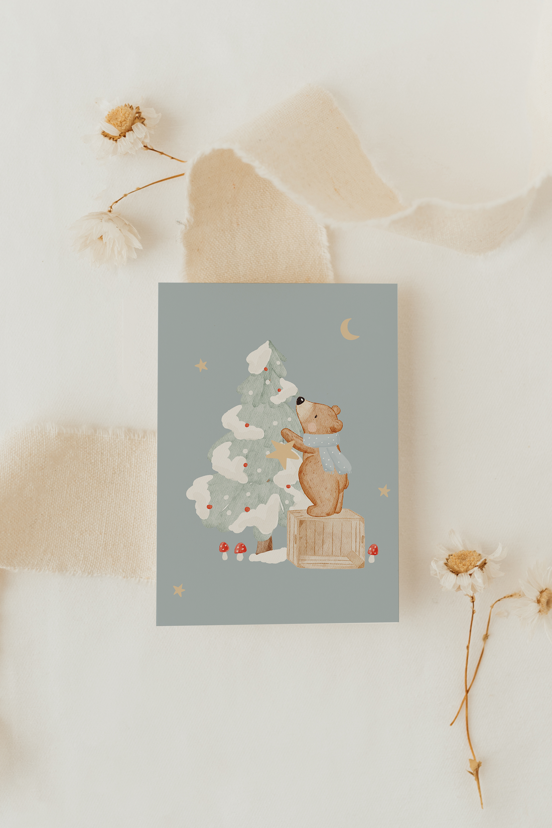 Hej Hanni Weihnachtskarte Bär schmückt den Weihnachtsbaum