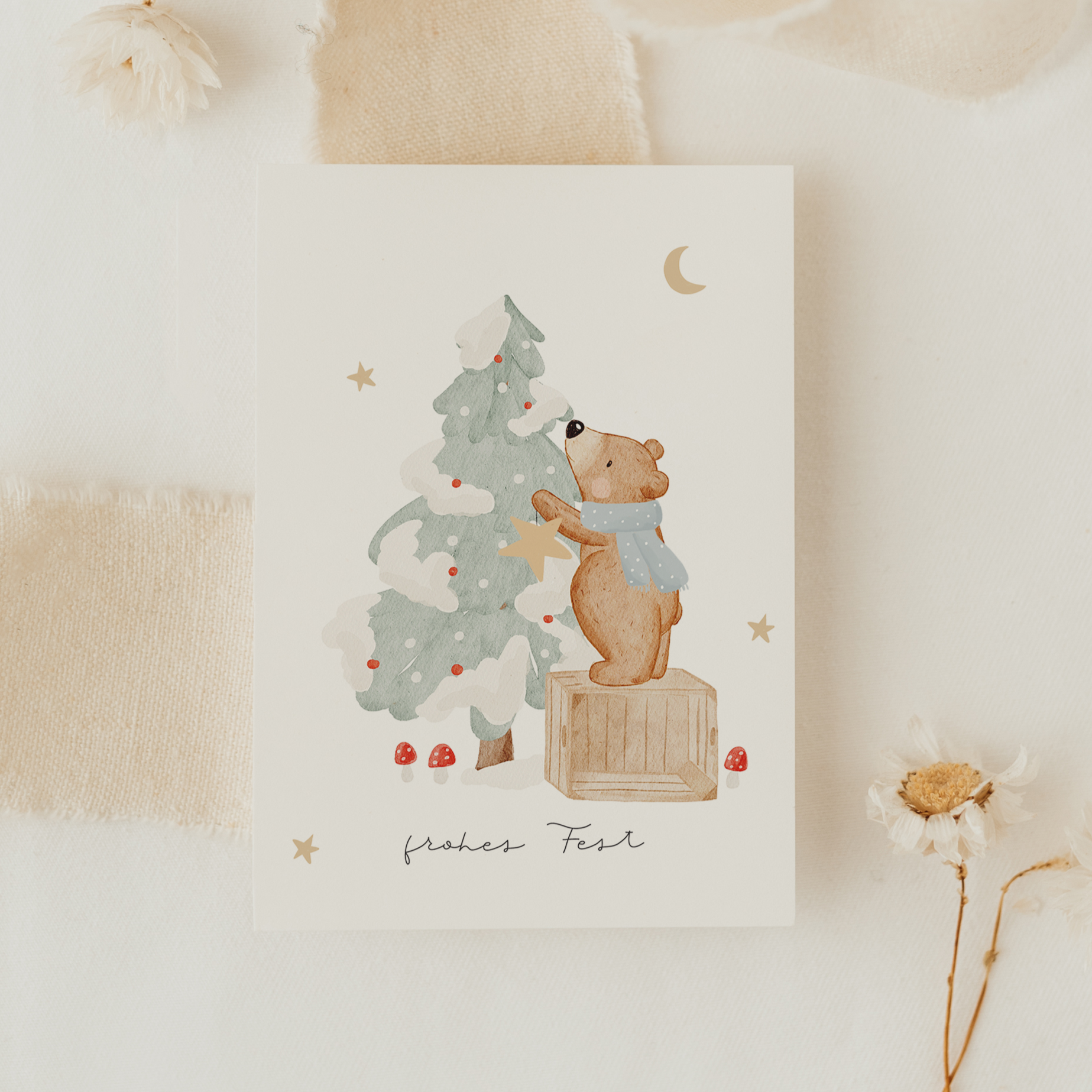 Hej Hanni Weihnachtskarte Bär schmückt den Weihnachtsbaum