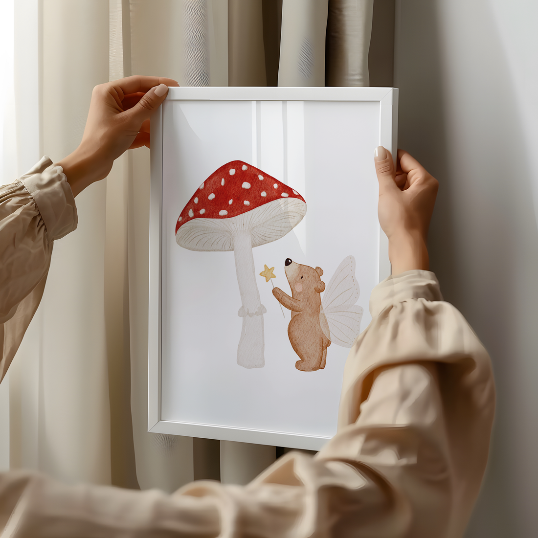Kinderposter Kleiner Pilzbär mit Feenflügeln inkl. Rahmen