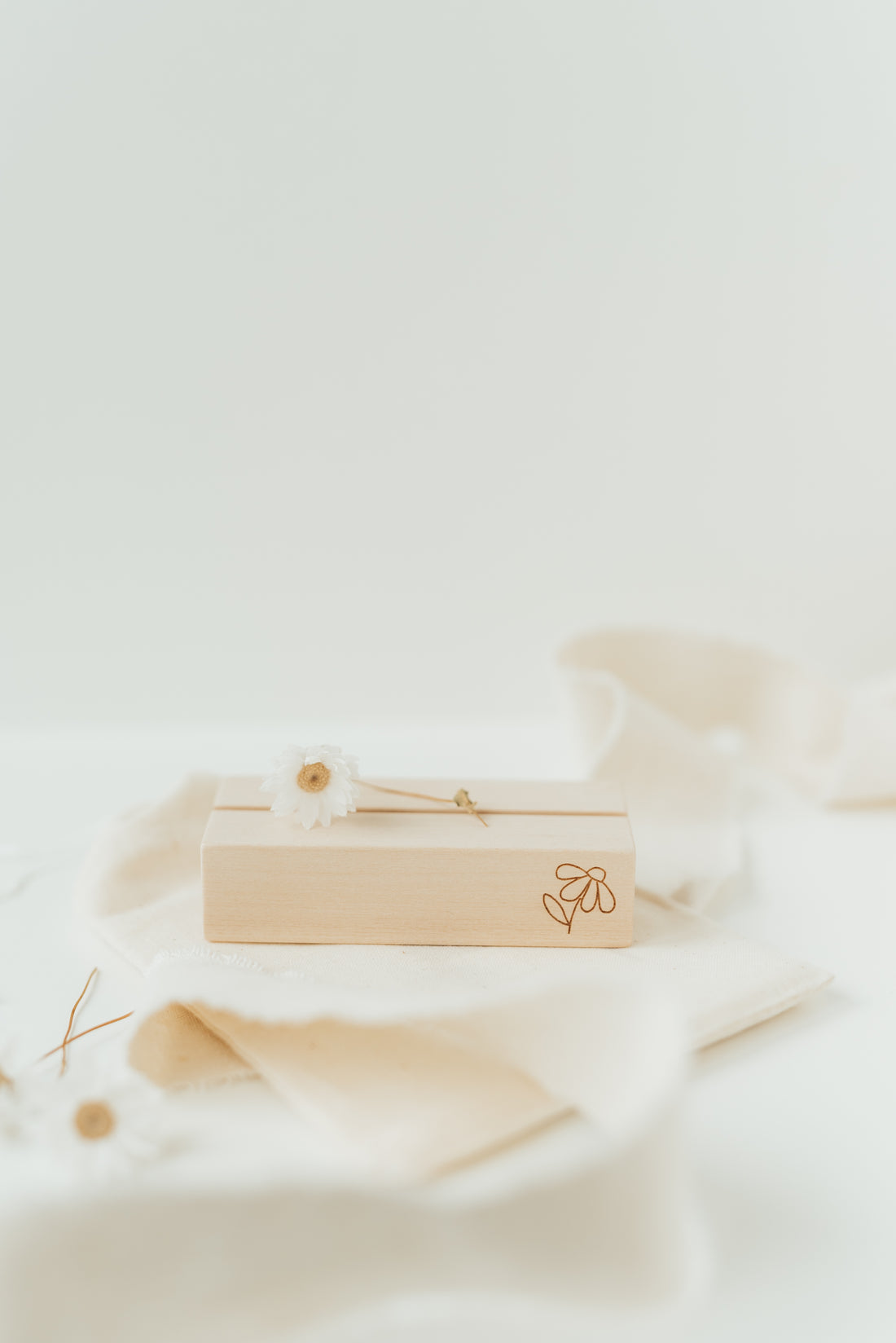 Hej Hanni Postkartenständer Holz Blume