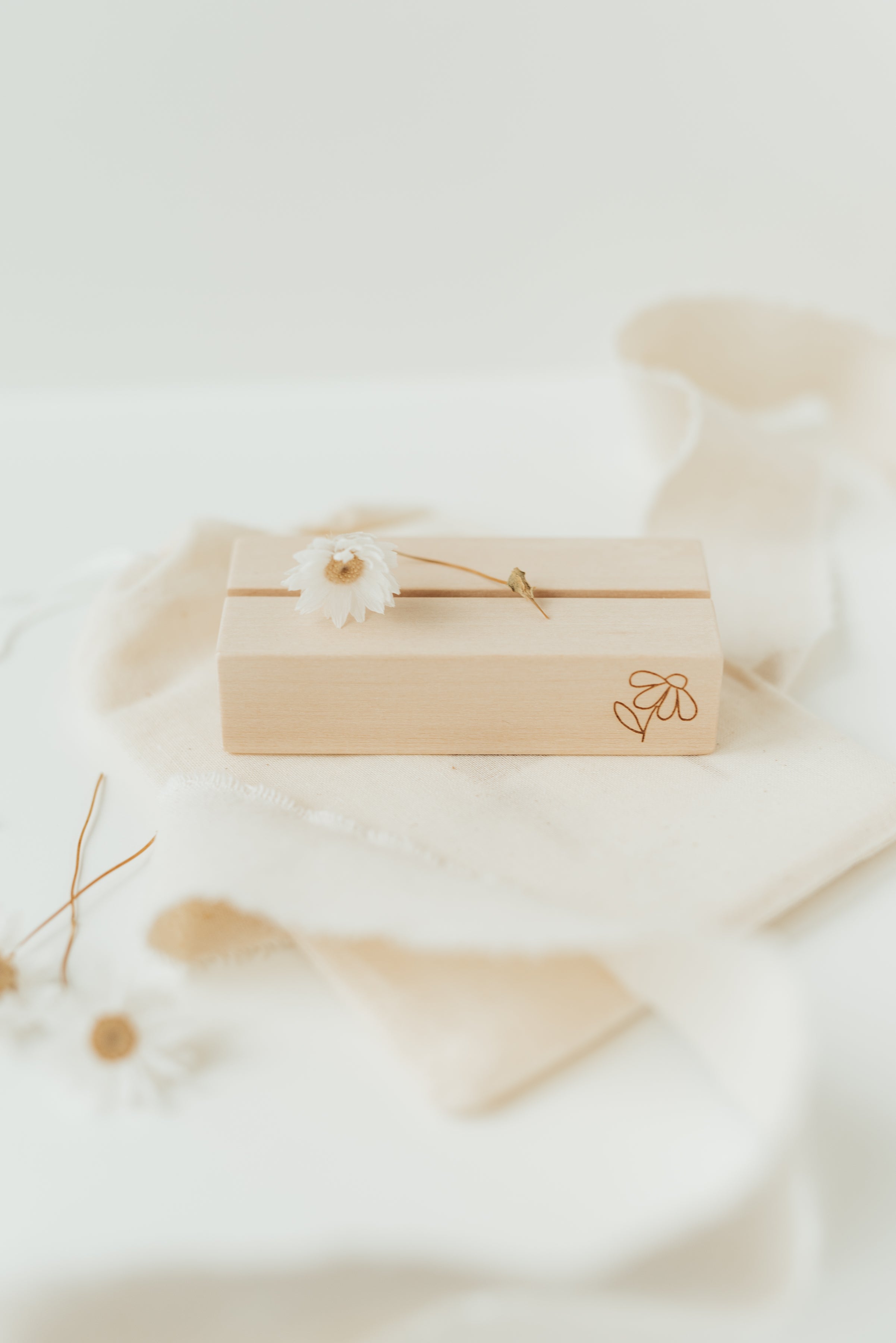 Hej Hanni Postkartenständer Holz Blume