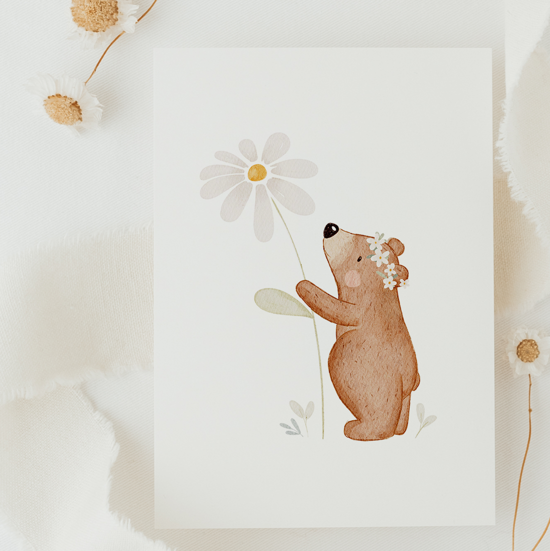 Hej Hanni Postkarte Kleiner Bär mit Blume
