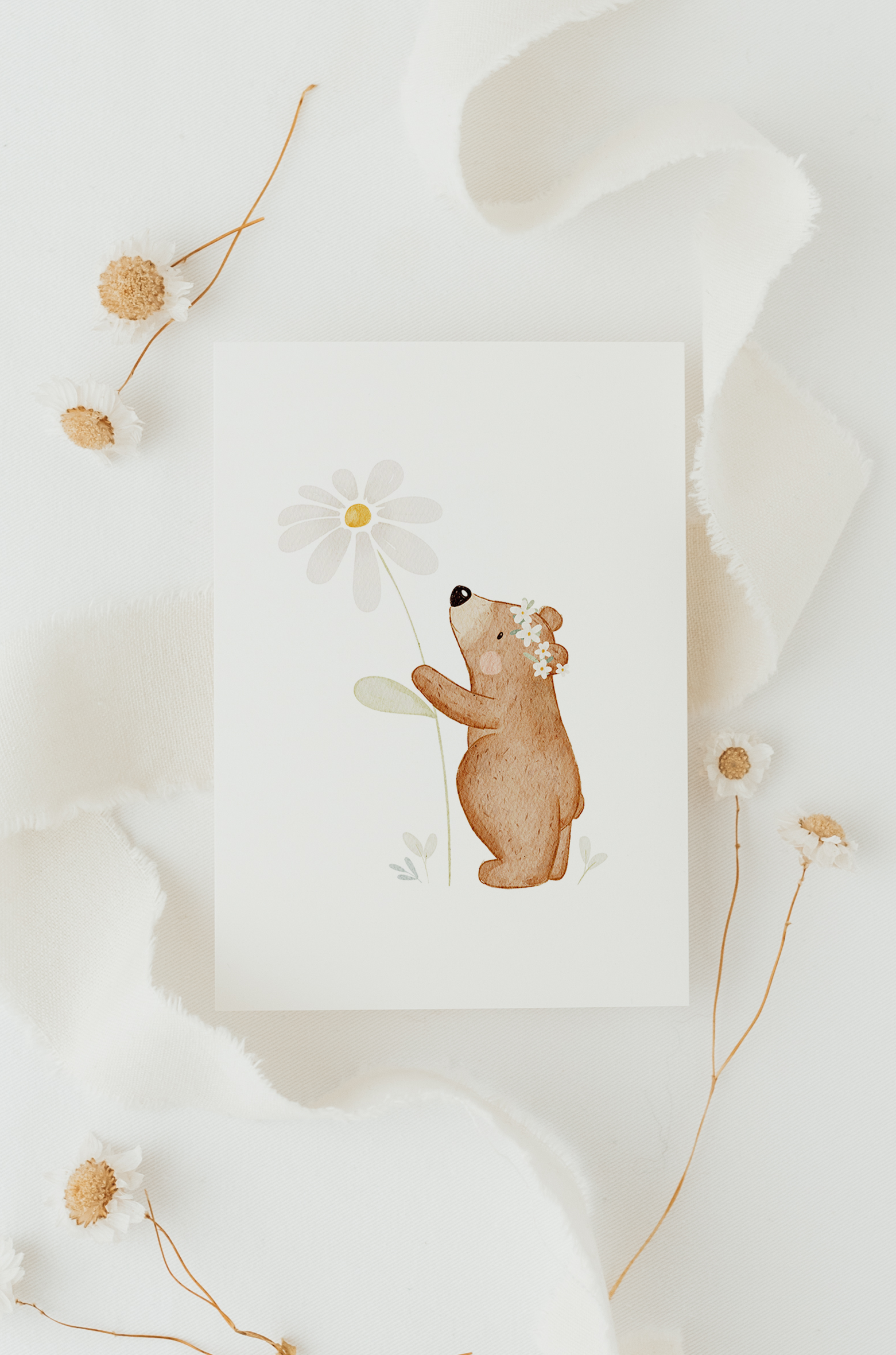 Hej Hanni Postkarte Kleiner Bär mit Blume