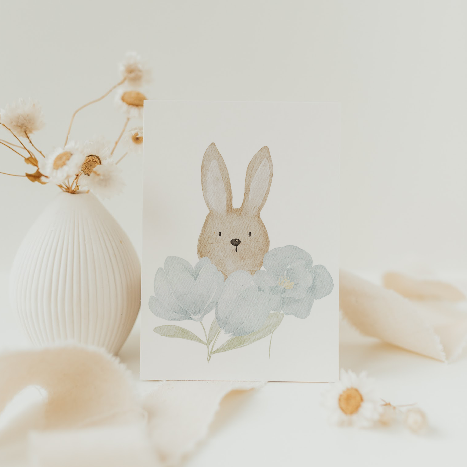 Hej Hanni Postkarte Ostern Hase blaue Blumen weiß