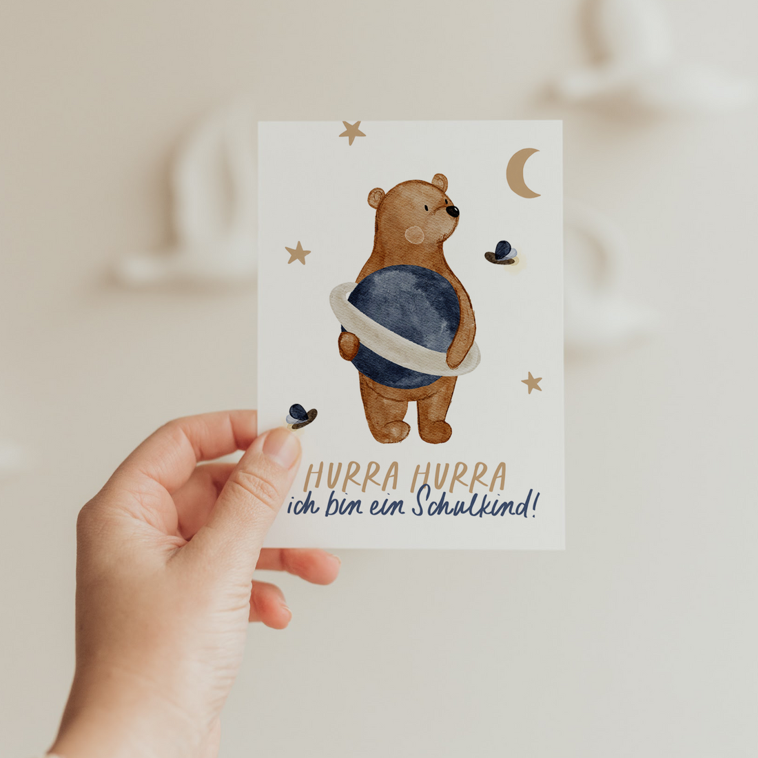 Hej Hanni Postkarte Schulanfang Bär mit Planet