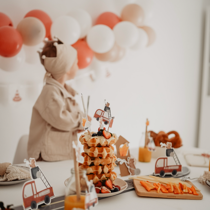 Kindergeburtstagsdeko mit Geburtstagskuchen und niedlicher Tierdeko