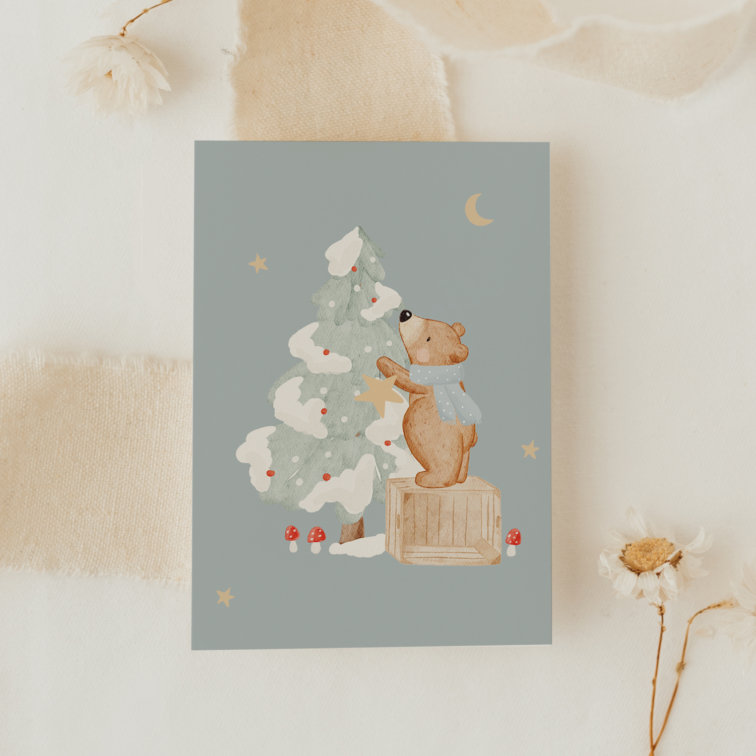 Weihnachtskarte Bär schmückt den Weihnachtsbaum