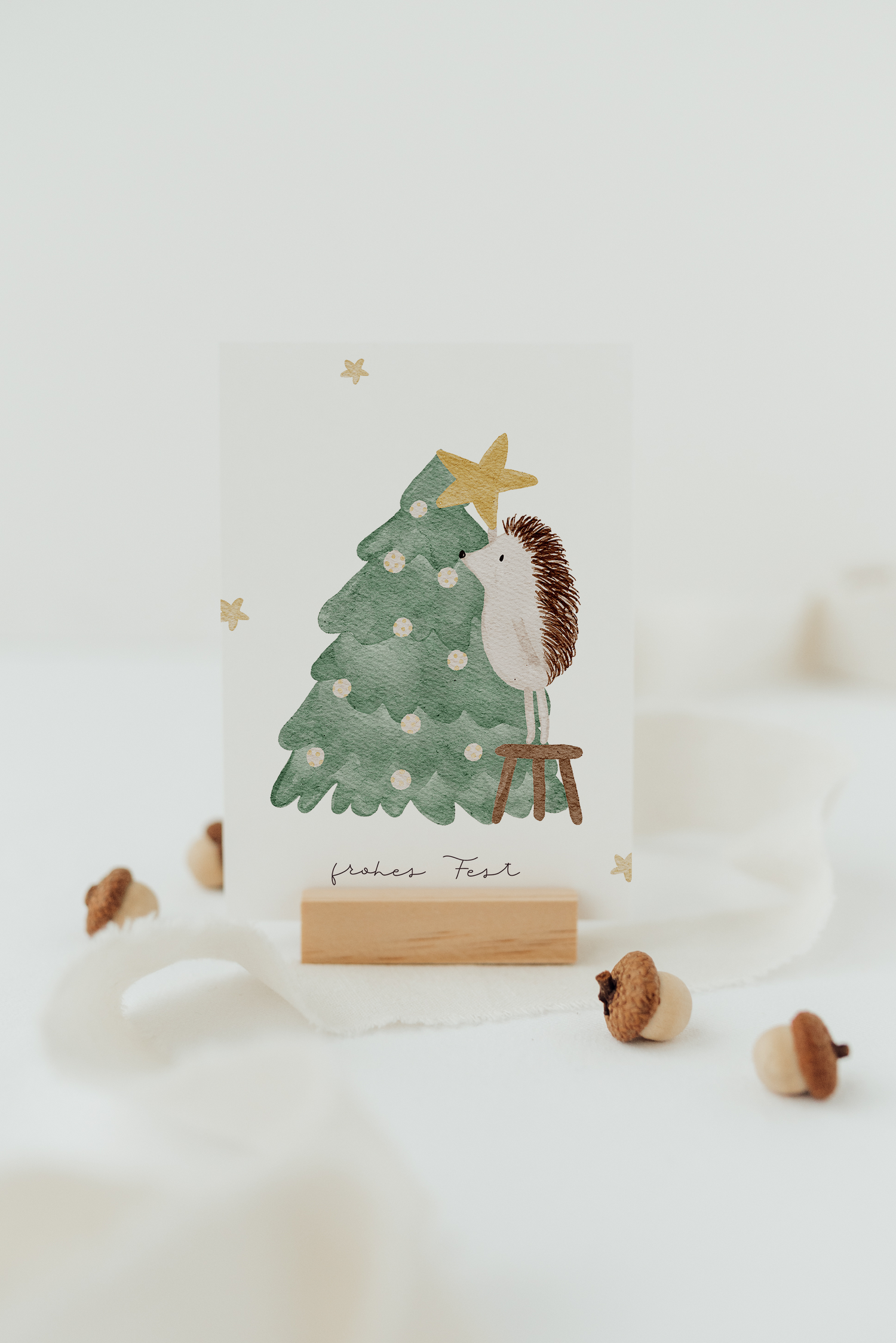 Weihnachtskarte Igel schmückt Weihnachtsbaum
