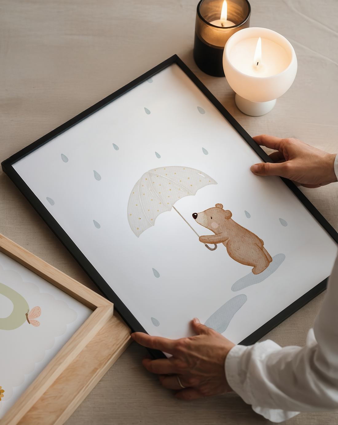 Kinderposter kleiner Bär im Regen inkl. Rahmen