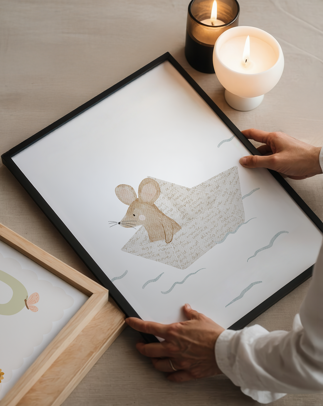 Kinderposter Maus im Papierschiffchen