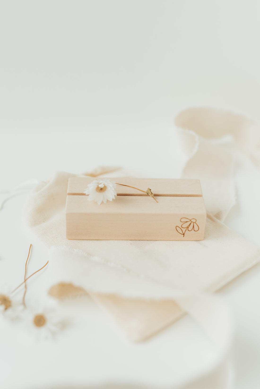 Hej Hanni Postkartenständer Holz Blume