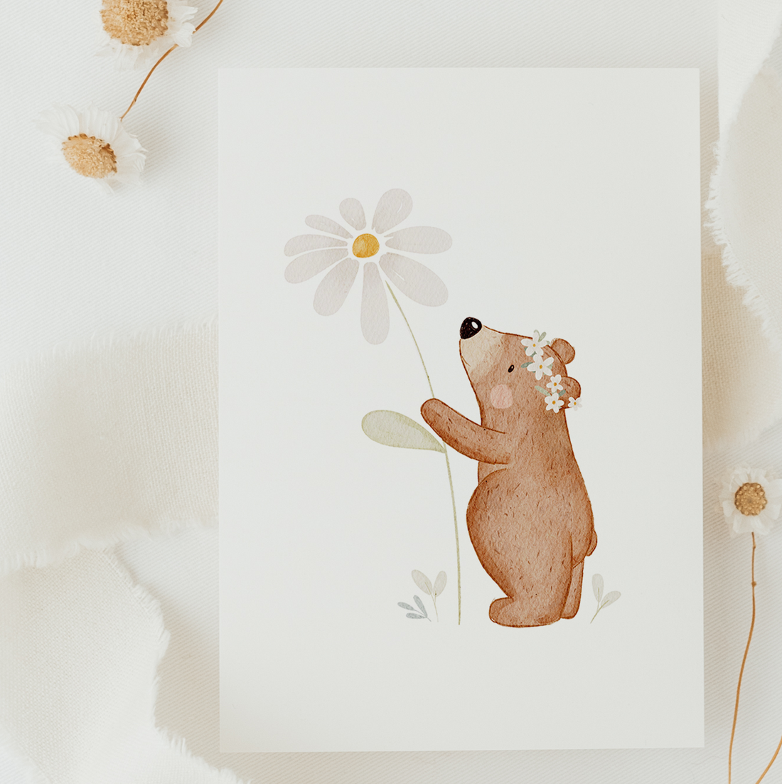 Postkarte Kleiner Bär mit Blume