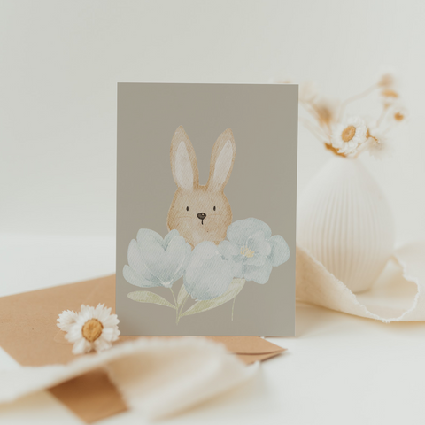 Postkarte Ostern Hase blaue Blumen beige
