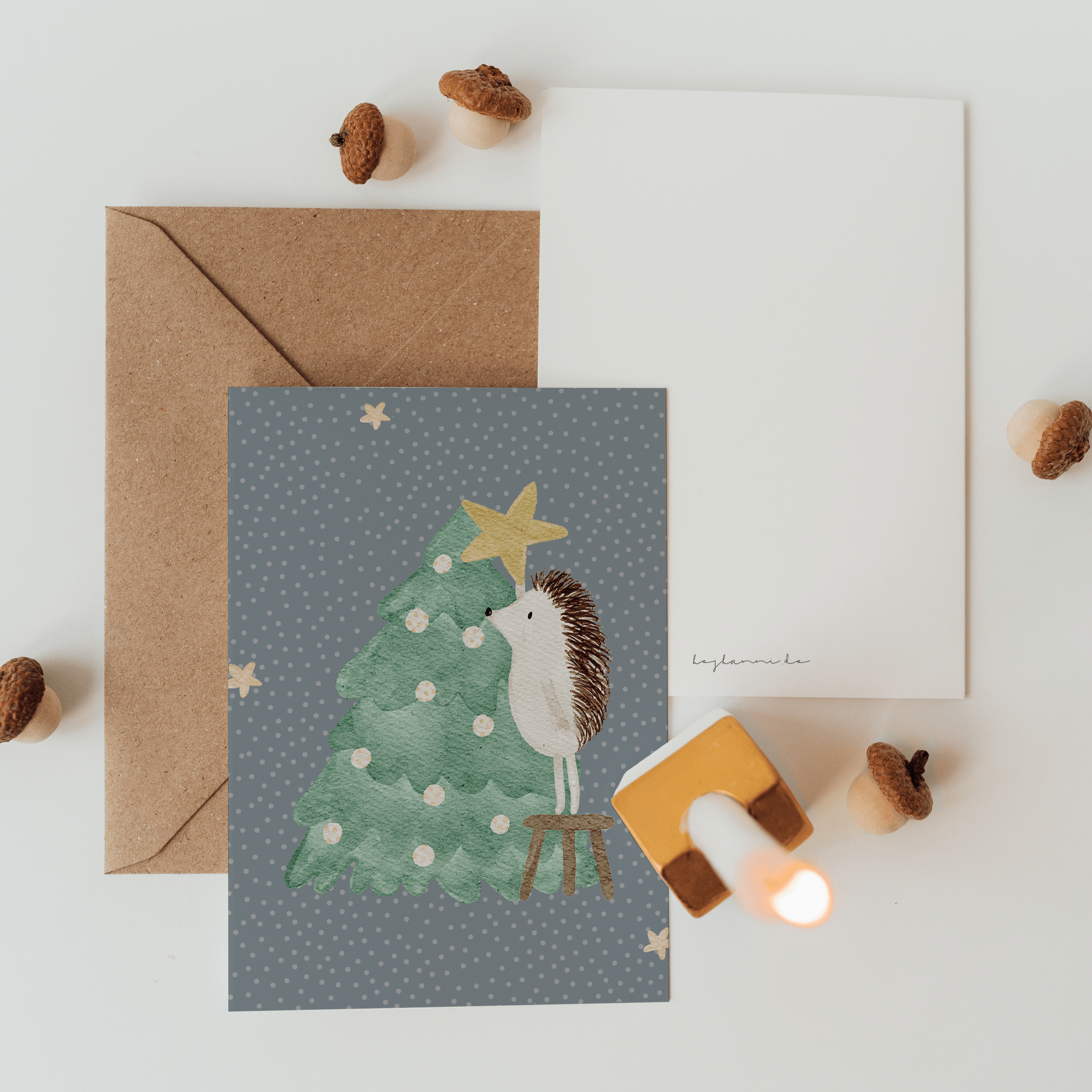 Weihnachtskarte Igel schmückt Weihnachtsbaum