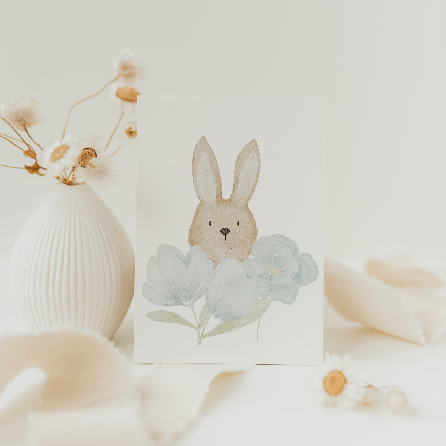 Postkarte Ostern Hase blaue Blumen weiß